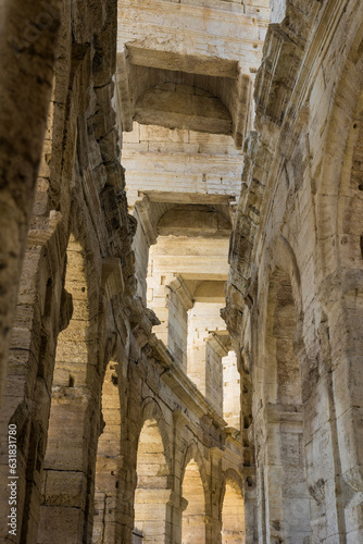 Galerie de circulation à l’intérieur des arènes d’Arles
