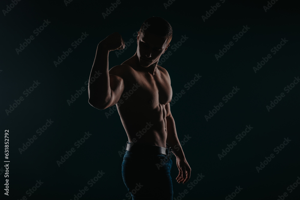 Naklejka premium Charming and well-built man flexing his bicep