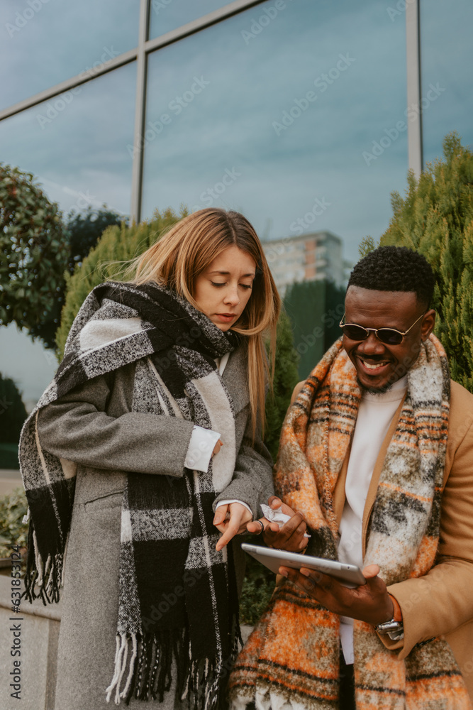 Naklejka premium Close up of two business colleagues outside