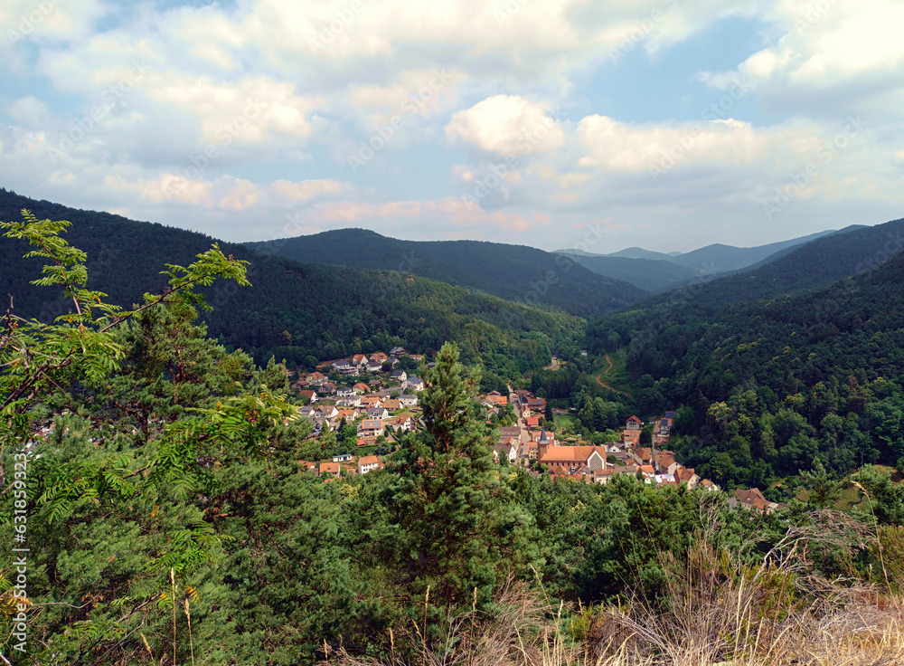 Aussicht in den Pfälzerwald und den Ort Lug vom Premium-Wanderweg Rimbach-Steig in der Urlaubsregion Hauenstein in Rheinland-Pfalz. 