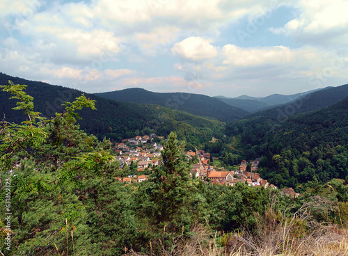 Aussicht in den Pfälzerwald und den Ort Lug vom Premium-Wanderweg Rimbach-Steig in der Urlaubsregion Hauenstein in Rheinland-Pfalz. 