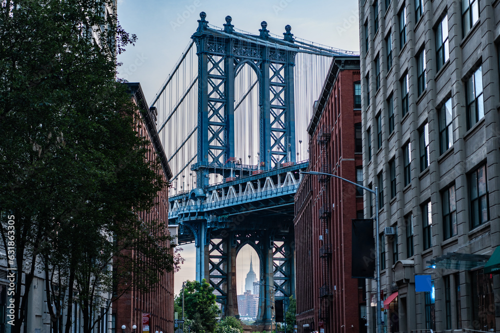 Naklejka premium manhattan bridge in new york. architecture of historic bridge in manhattan. bridge connecting Lower Manhattan at Canal Street with Downtown Brooklyn. new york urban architecture. Manhattan connection
