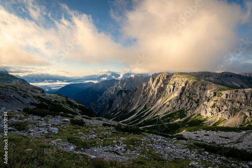 Fototapeta Naklejka Na Ścianę i Meble -  Dolomiten ,berge Italien Sonnenstern ,wolken ,Sonne, Tal ,Südtirol, Alpin , Sonnenaufgang 