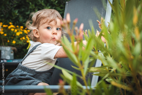 Kind auf Gartenstuhl mit überraschtem Gesichtsausdruck