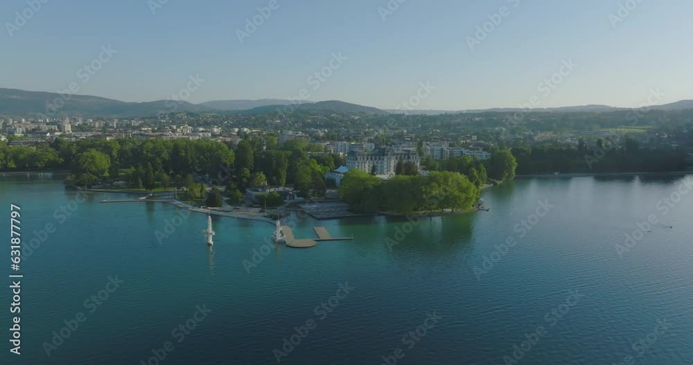 Vue drone d'une ville en bord de lac Vue drone d'une ville en bord de lac