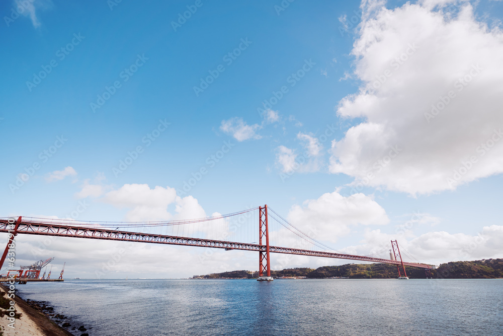 Obraz premium Beautiful landscape with suspension 25 April bridge bridge over the Tagus river in Lisbon, Portugal.