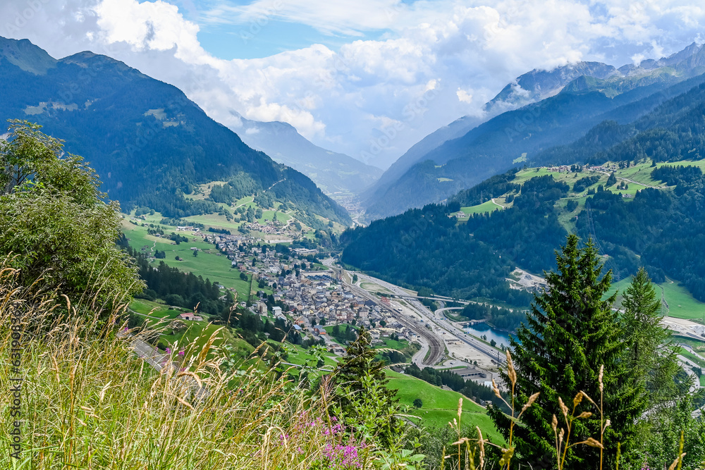 Naklejka premium Airolo, Dorf, Tremola, Passstrasse, Gotthard, Leventina, Tal, Gotthardstrasse, Tunneleinfahrt, Gotthardtunnel, Tessin, Sommer, Reiseverkehr, Stau, Schweiz