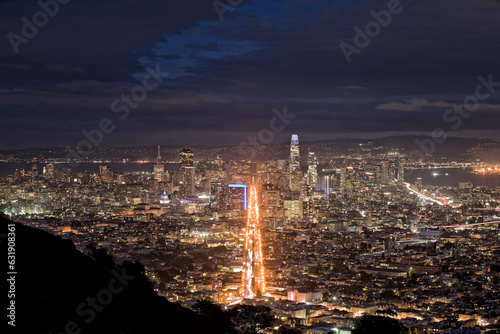 Blick von Twin Peaks auf die Skyline von San Francisco in den Abendstunden