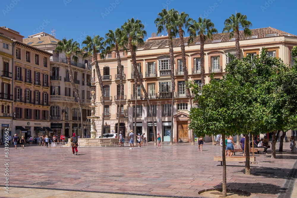 Palmeras y plaza de la Constitución en el centro urbano de la ciudad de Málaga