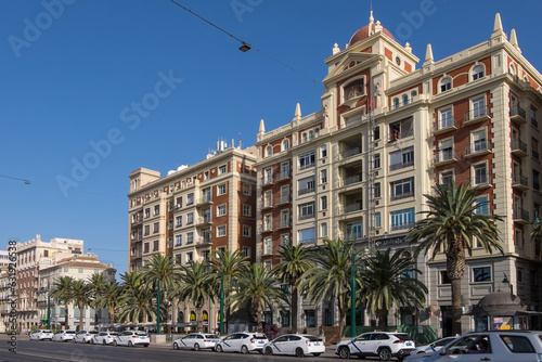 parada de taxis y antiguos edificios modernistas en la avenida marítima de la ciudad de Málaga © s-aznar