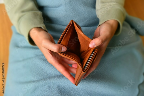 Eine Frau mit einem leeren Geldbeutel