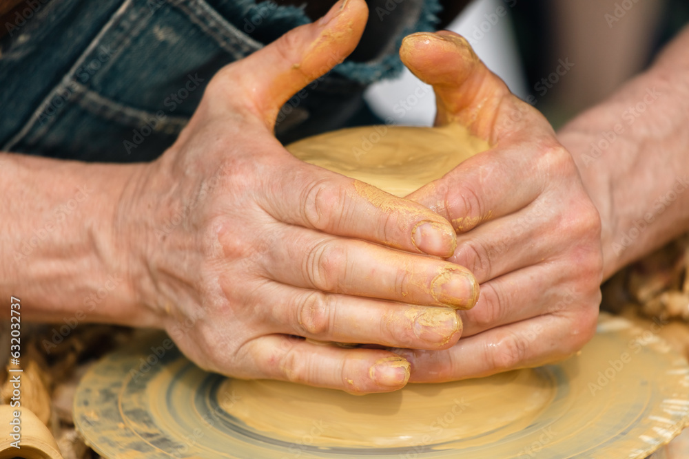 Clay craftsman sculpts crockery Clay craftsman sculpts crockery
