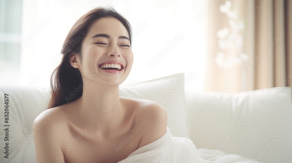 The beautiful young woman was smiling and looking at the mirror while wearing a spa towel and showing off her smooth skin and clear skin. The beautiful young woman was smiling and looking at the mirror while wearing a spa towel and showing off her smooth skin and clear skin.