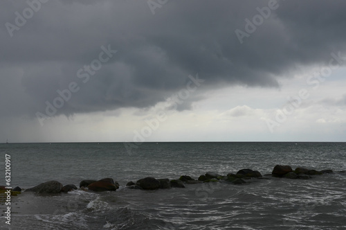 Schwarze Wolken über der Ostsee