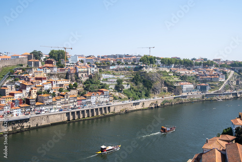 Porto's emblematic architecture: Discovering its impressive buildings and historic facades.