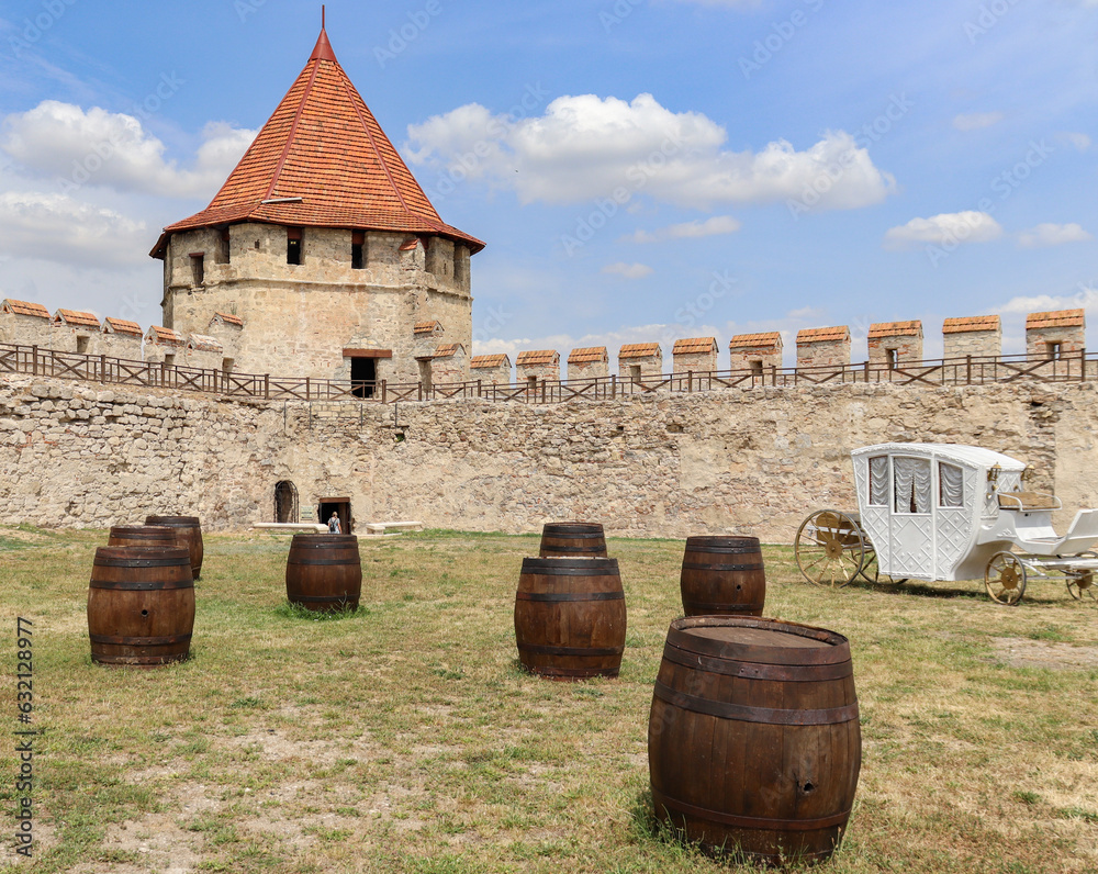 Obraz premium Courtyard of a medieval castle with barrels and a beautiful horse carriage