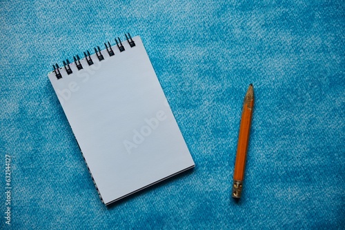 notes i ołówek na niebieskim tle 