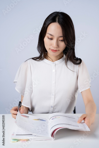 勉強中の女性 photo