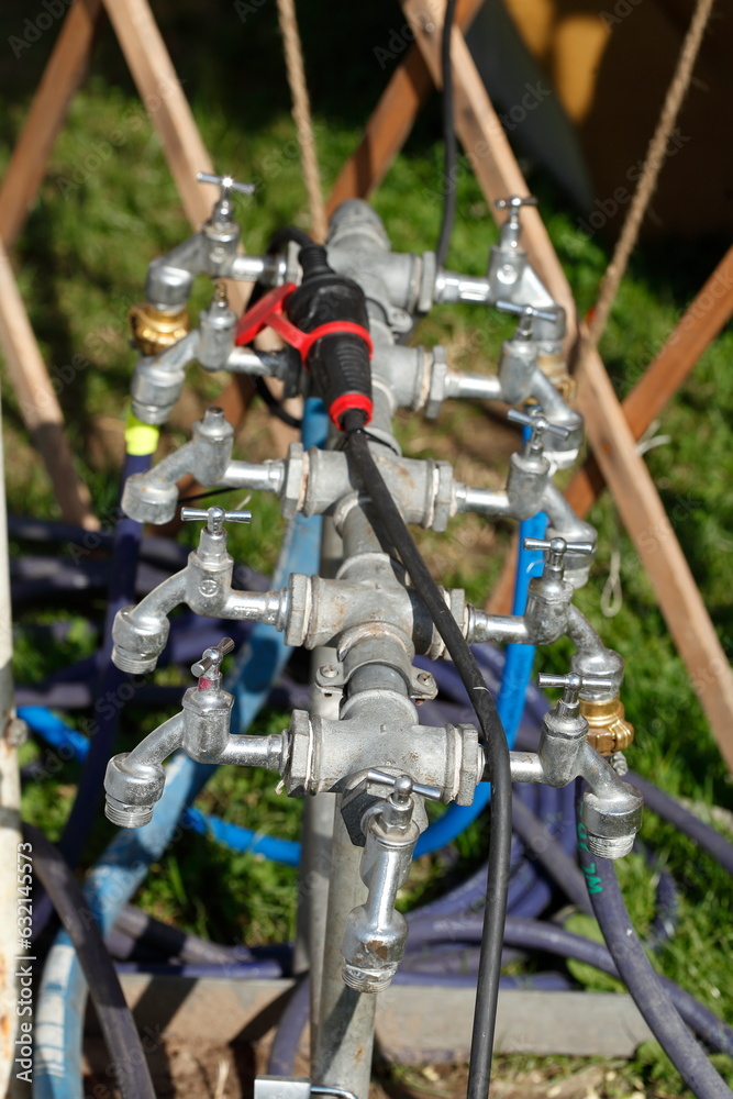 Wasserhähne aus Metall mit Mehrfachanschluß Wasserhähne aus Metall mit Mehrfachanschluß