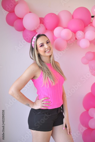 bela mulher garota da moda rosa com balões de aniversário celebração jovem mulher  photo