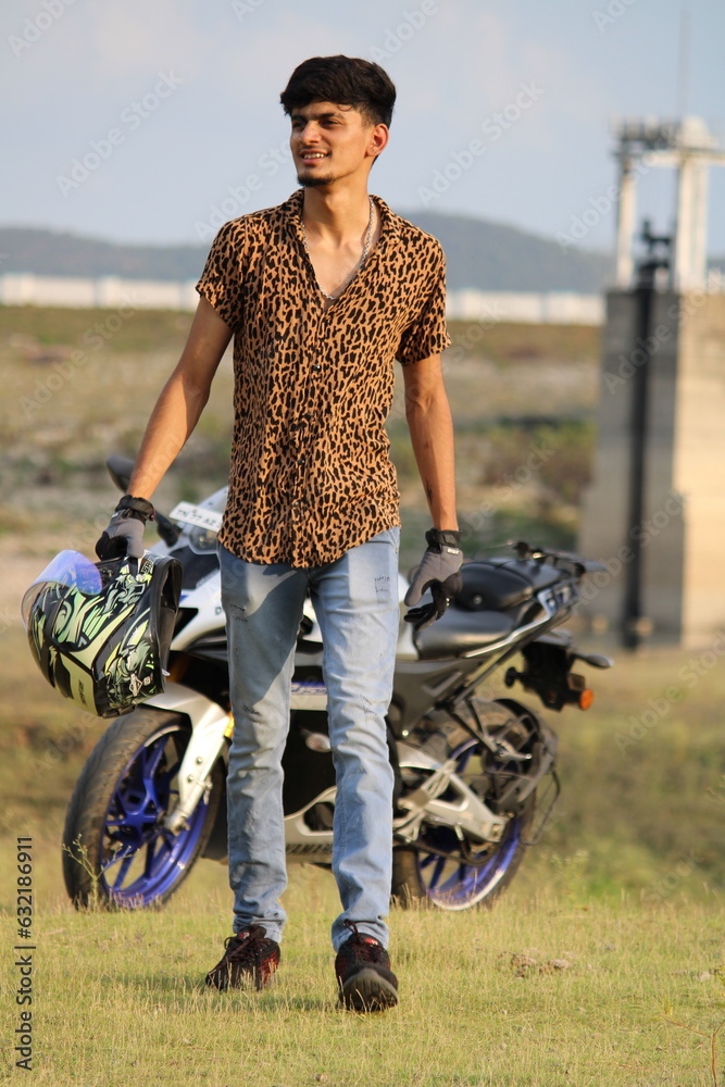 Obraz premium person holding a helmet