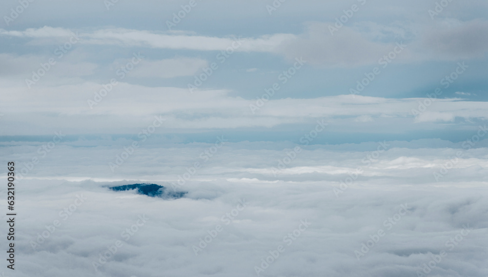 Mer de nuages au-dessus du Rhône et Culoz depuis le point de vue du Fénestrez, Ain, France