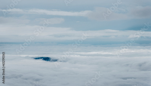 Mer de nuages au-dessus du Rhône et Culoz depuis le point de vue du Fénestrez, Ain, France