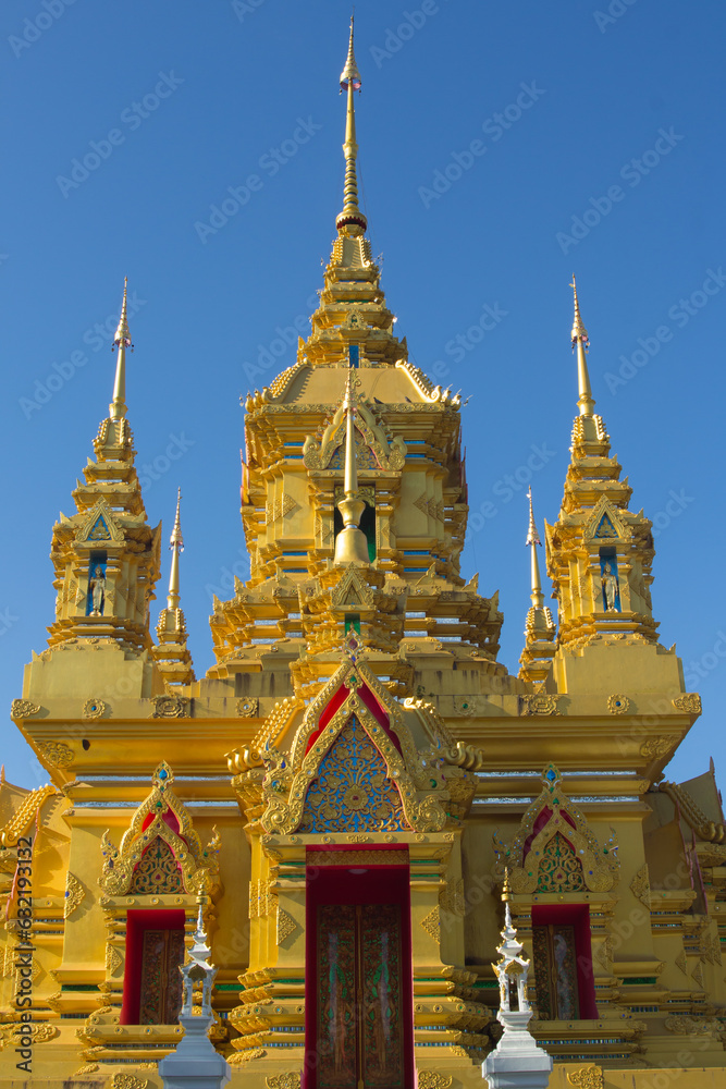 Fototapeta premium golden pagoda in wat ka maed chomthong