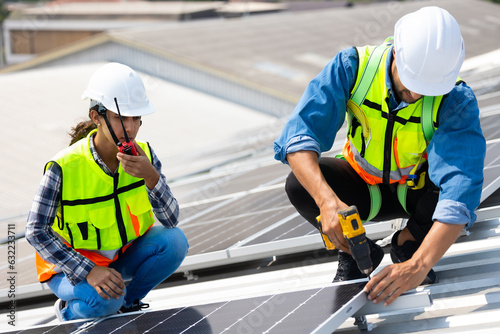 Canvastavla Electrical engineering man using electric hand drill to Installing Solar Cell panels on Roof