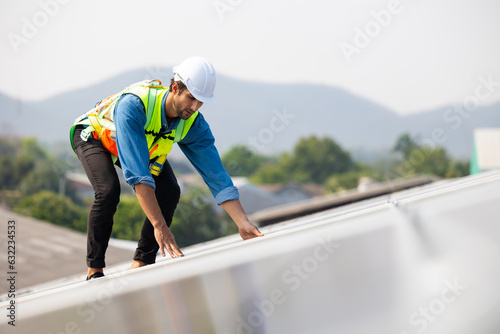 Wallpaper Mural electrical engineering man Installing Solar Cell panels on Roof. Solar energy clean and green alternative energy concept. Torontodigital.ca