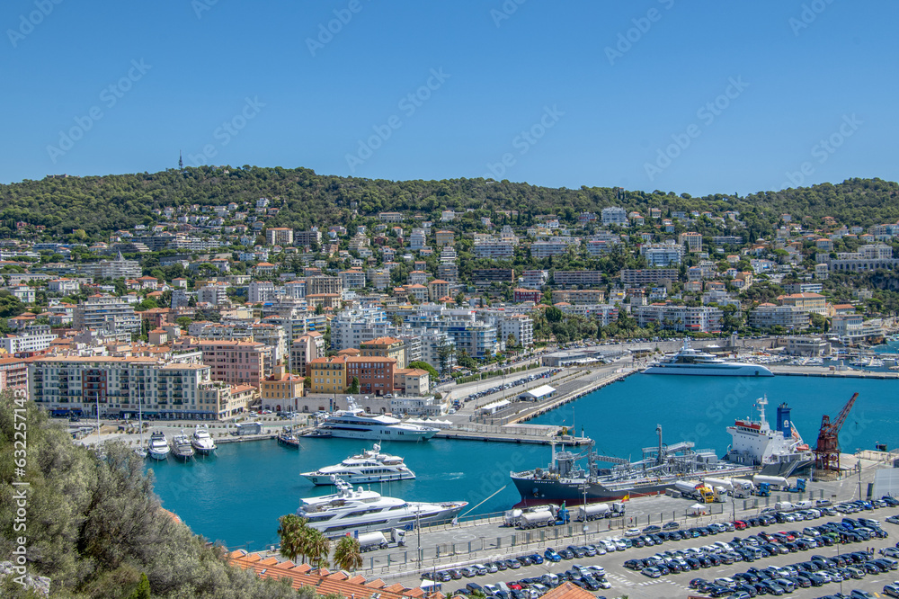 Panorama sur le port Lympia à Nice sur la Côte d'Azur depuis la colline du château
