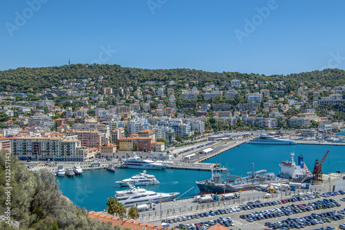 Panorama sur le port Lympia    Nice sur la C  te d Azur depuis la colline du ch  teau