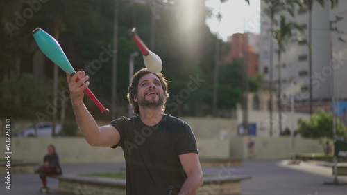 Konstfotografi Male Juggler performer demonstrating his skills outside in urban city park
