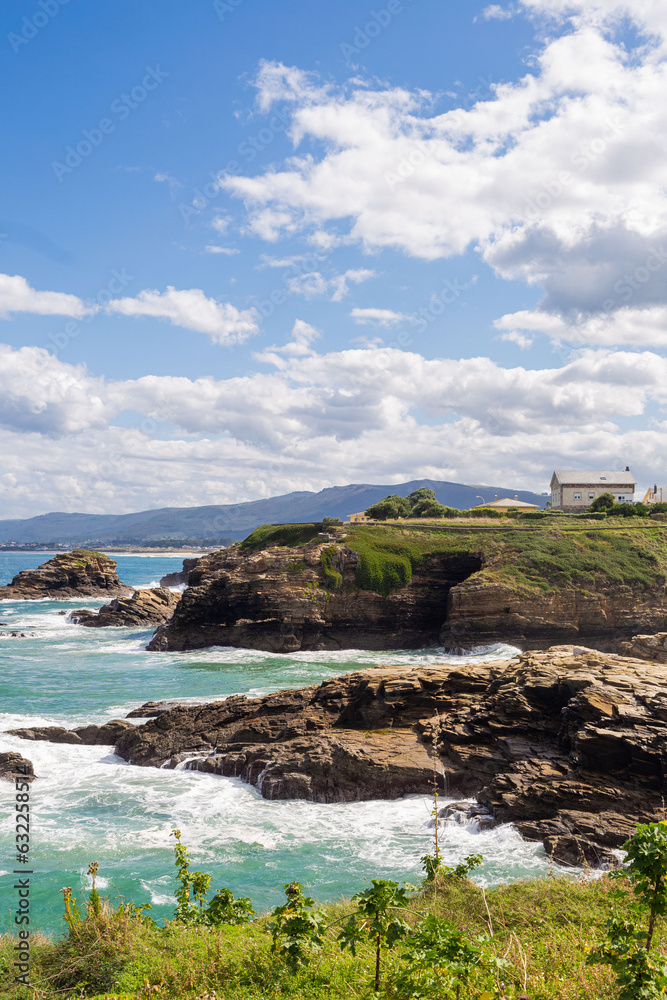 Paisaje de acantilados rocosos cerca de la costa en Galicia, España.