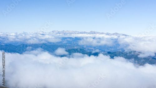 Visualizando un mar de nubes en plena montaña