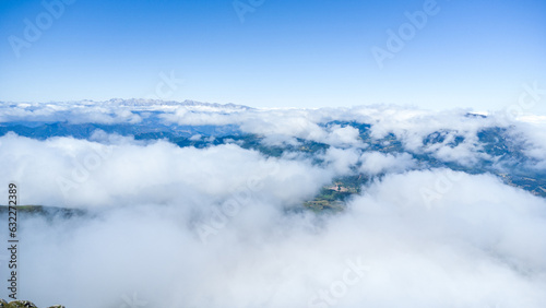 Visualizando un mar de nubes en plena montaña © TORI
