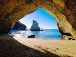 Poster Cathedral Cove Cathedral Cove golven en rotsen  © Robin