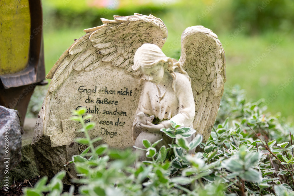 kleiner Engel mit schönem Spruch unter dem Flügel Stock Photo Adobe Stock