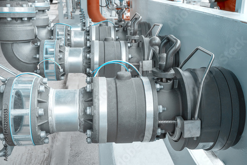 Fotografija Bottom Loading Arms with coupler in detail