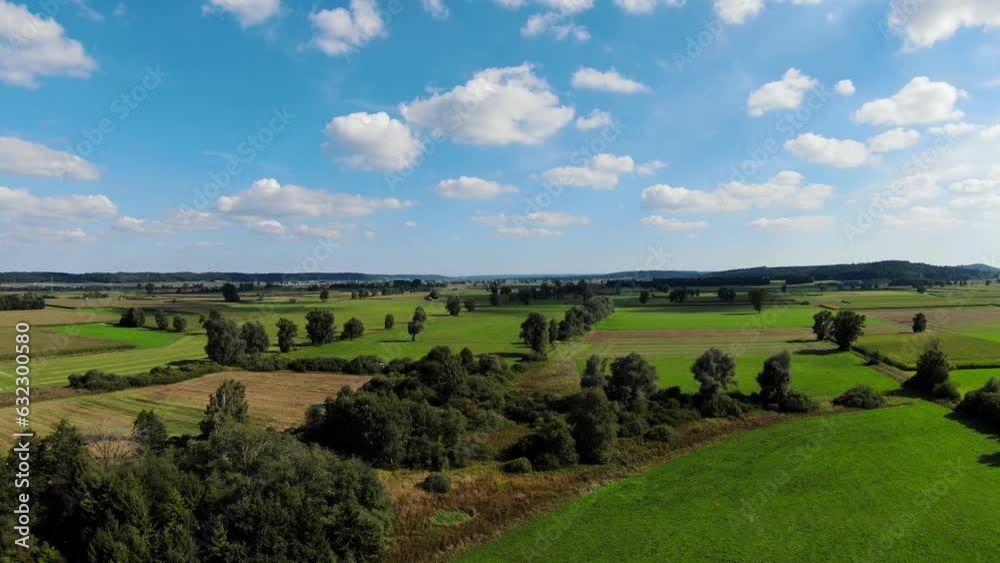 Flug mit der Drohne über eine Kulturlandschaft in Süddeutschland mit grünen Feldern, Bäumen und Sträuchern. Die Felder sind eine Mischung aus Grün und Braun mit einigen Anbauflächen. Der Himmel ist he Flug mit der Drohne über eine Kulturlandschaft in Süddeutschland mit grünen Feldern, Bäumen und Sträuchern. Die Felder sind eine Mischung aus Grün und Braun mit einigen Anbauflächen. Der Himmel ist he