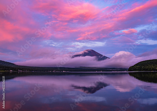Fototapeta Naklejka Na Ścianę i Meble -  山中湖から富士山と朝焼け