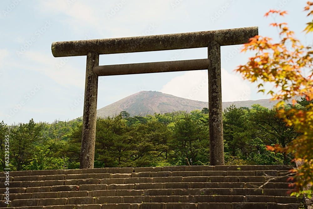 鳥居の先に見える高千穂峰