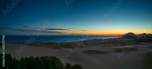 Foto Tottori Sand Dunes on Sea of Japan Coast, Quiet and Peaceful at Dawn
