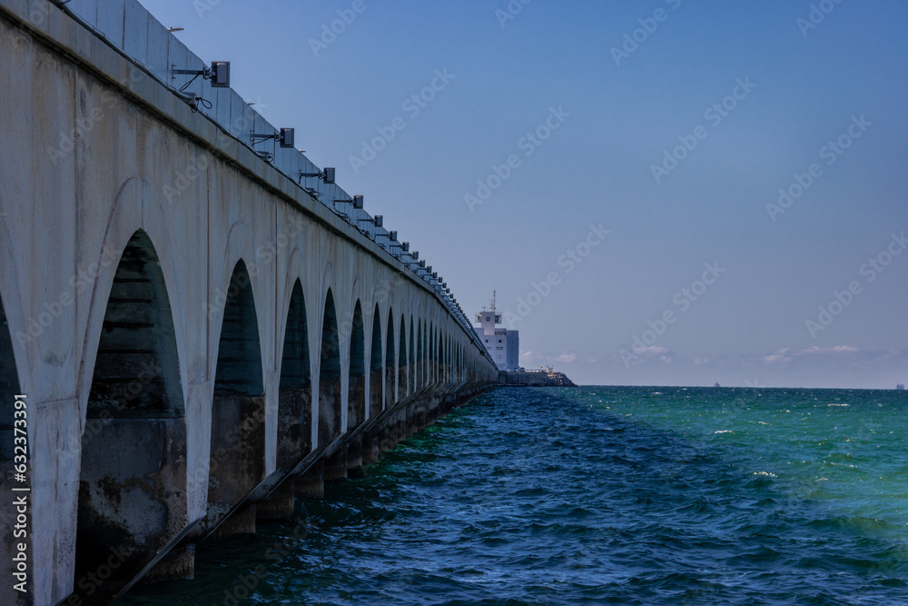 Obraz premium Muelle hacia el horizonte