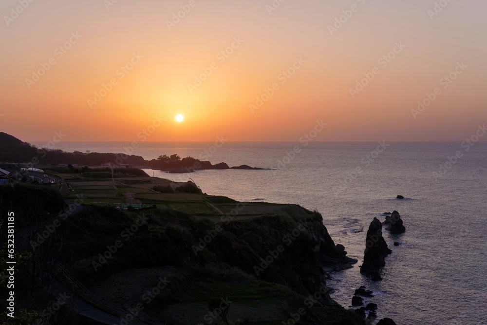 Obraz premium 屏風岩展望台から見た日本海に沈む夕日の情景