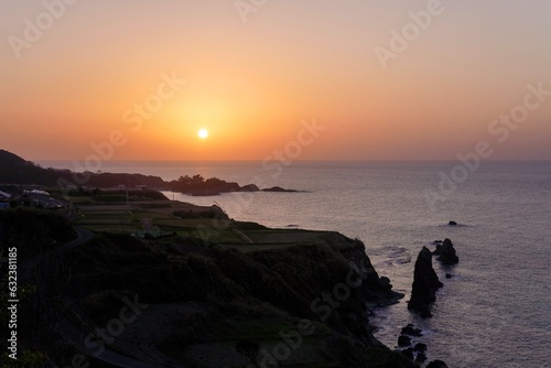 屏風岩展望台から見た日本海に沈む夕日の情景