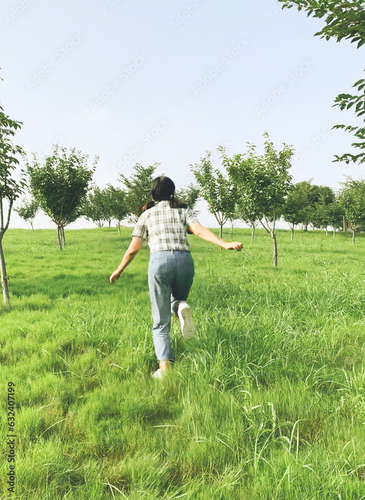 草地奔跑的女孩