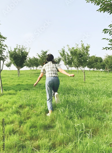 草地奔跑的女孩