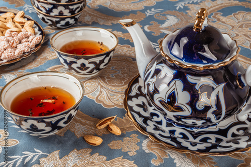 Tableau sur toile traditional uzbek tea with nuts