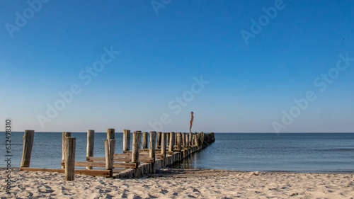 Alte Slipanlage mit Sea Daughter  Spiegelfigur am Strand von Zingst an der Ostsee.